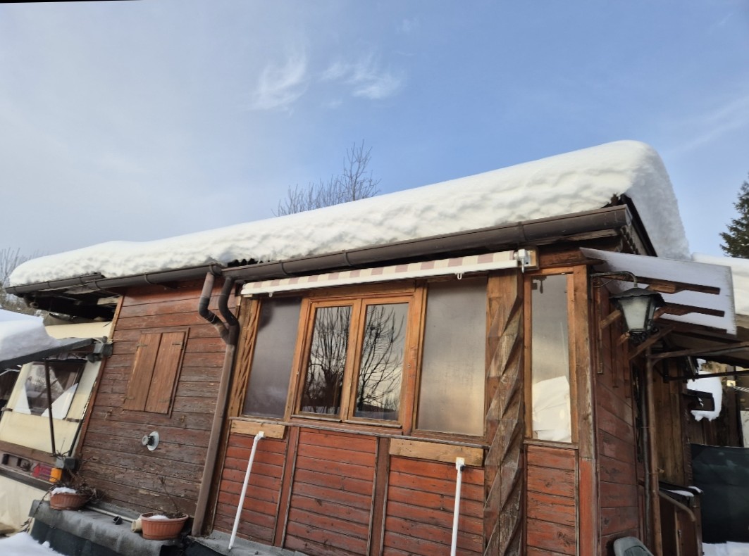 La casetta sotto la neve